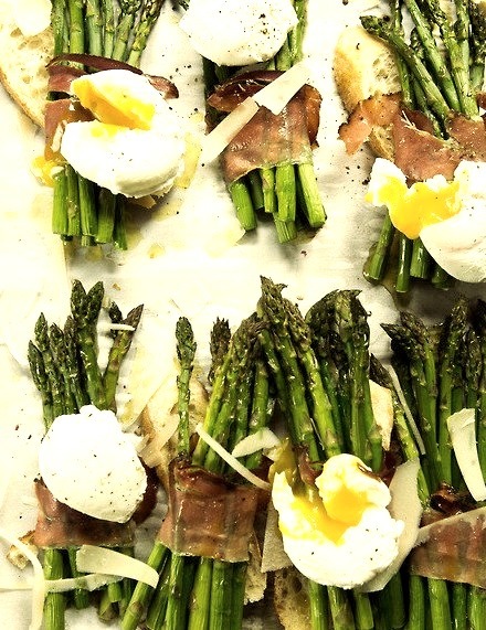 asparagus with poached eggs and smoked ham