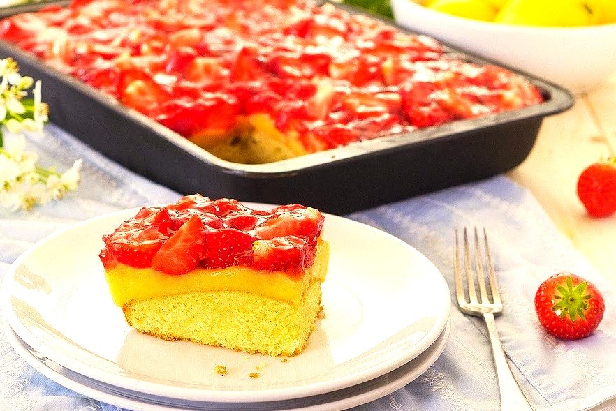 Recipe: Intensely Lemon Cake w/ Strawberries